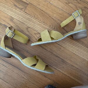 Torrid Round Chunky Heel Strappy Yellow Suede Sandal Ankle Strap 10 Wide